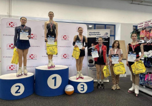 Łyżwiarki figurowe na podium