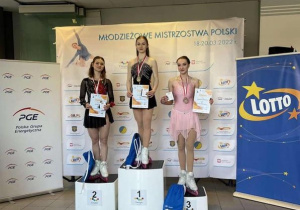 Zawodniczki stoją na podium medalowym.