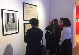Uczniowie oglądają obrazy w muzeum.
