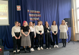 Uczniowie podczas konkursu piosenek patriotycznych