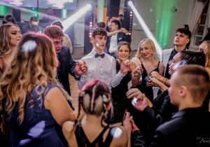 1. Uczniowie bawiący się na balu studniówkowym XX Liceum Ogólnokształcącego