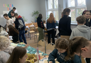 Uczniowie podczas rozwiązywania zadań matematycznych