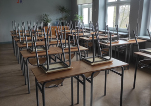 Nowe stoliki i krzesełka w sali.