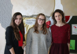 Społeczność szkolna zgromadziła się w sali gimnastycznej na uroczystym spotkaniu, by wspólnie świętować cud Bożego Narodzenia