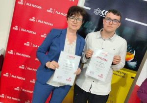 Adam Krychniak i profesor Honorata Życka z dyplomami
