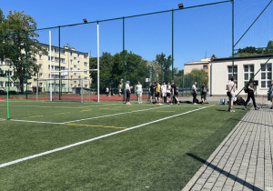 Uczniowie podczas konkurencji sportowych