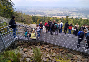 Uczniowie podczas wycieczki w Góry Świętokrzyskie