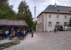 Uczniowie podczas wycieczki w Góry Świętokrzyskie