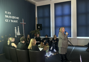 Pani Dyrektor czyta list Prezydenta RP