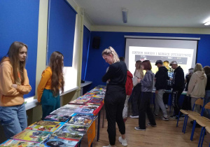 Uczniowie podczas zwiedzania wystawy o komiksie