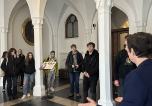 Uczniowie podczas zwiedzania Zamku w Kórniku