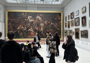 Uczniowie zwiedzają galerię sztuki w Rogalinie