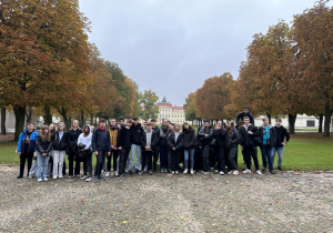 Uczniowie przed Pałacem w Rogalinie