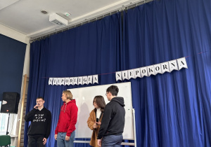 Wykonanie pieśni patriotycznych przez uczniów szkoły