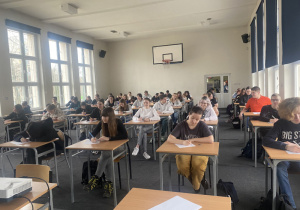 1. Uczniowie piszący dyktando z okazji Międzynarodowego Dnia Języka Ojczystego