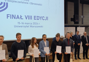 Rozdanie dyplomów podczas Olimpiady z Wiedzy o Bezpieczeństwie i Obronności