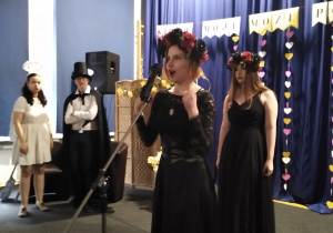 Uczniowie i ich występ z okazji Dnia Patrona