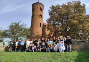 Uczniowie klas pierwszych podczas zwiedzania kościoła św. Idziego w Inowłodzu.