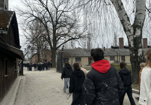 Uczniowie podczas wizyty w Obozie Auschwitz – Birkenau