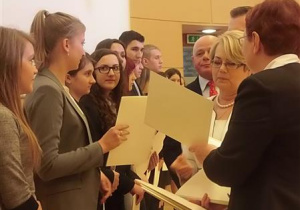 Katarzyna Łakomiak uczennica klasy III C otrzymała stypendium Prezesa Rady Ministrów za wybitne osiągnięcia edukacyjne