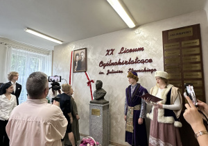 Córka Hanna Laskowska i wnuczka Julia Laskowska założycieli szkoły Anny i Mieczysława Kacperczyków