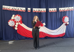 Uczniowie podczas uroczystości obchodów Święta Niepodległości.