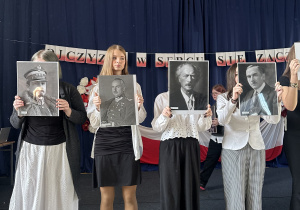 Uczniowie podczas uroczystości obchodów Święta Niepodległości.