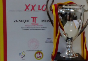 Dyplom i puchar za zajęcie drugiego miejsca w Międzyszkolnym Turnieju Gry w Kręgle