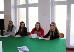 Uczniowie biorący udział w wyborach do Samorządu Uczniowskiego