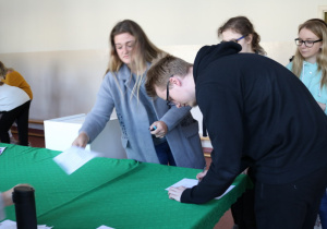 Uczniowie biorący udział w wyborach do Samorządu Uczniowskiego