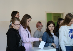 Uczniowie biorący udział w wyborach do Samorządu Uczniowskiego
