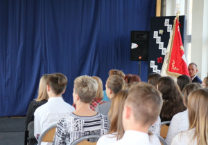 Uczniowie w trakcie uroczystości szkolnej, która miała miejsce 11 października 2019 roku