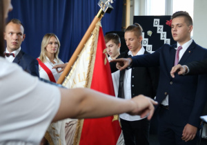 Uczniowie w trakcie uroczystości szkolnej, która miała miejsce 11 października 2019 roku