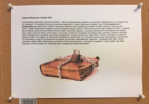 Zdjęcie zakazanej książki z niewielkim opisem związana łańcuchem