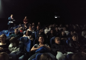 Uczniowie w sali kinowej