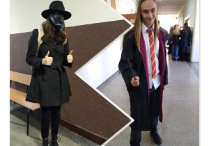 Po szkolnych korytarzach przechadzali się uczniowie i uczennice w kostiumach filmowych
