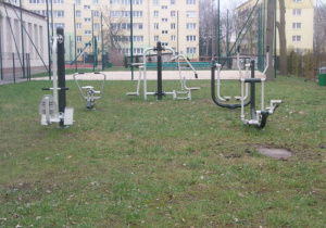 Sprzęt do ćwiczeń na boisku