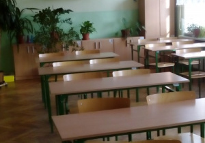 Klasa z ławkami i krzesełkami