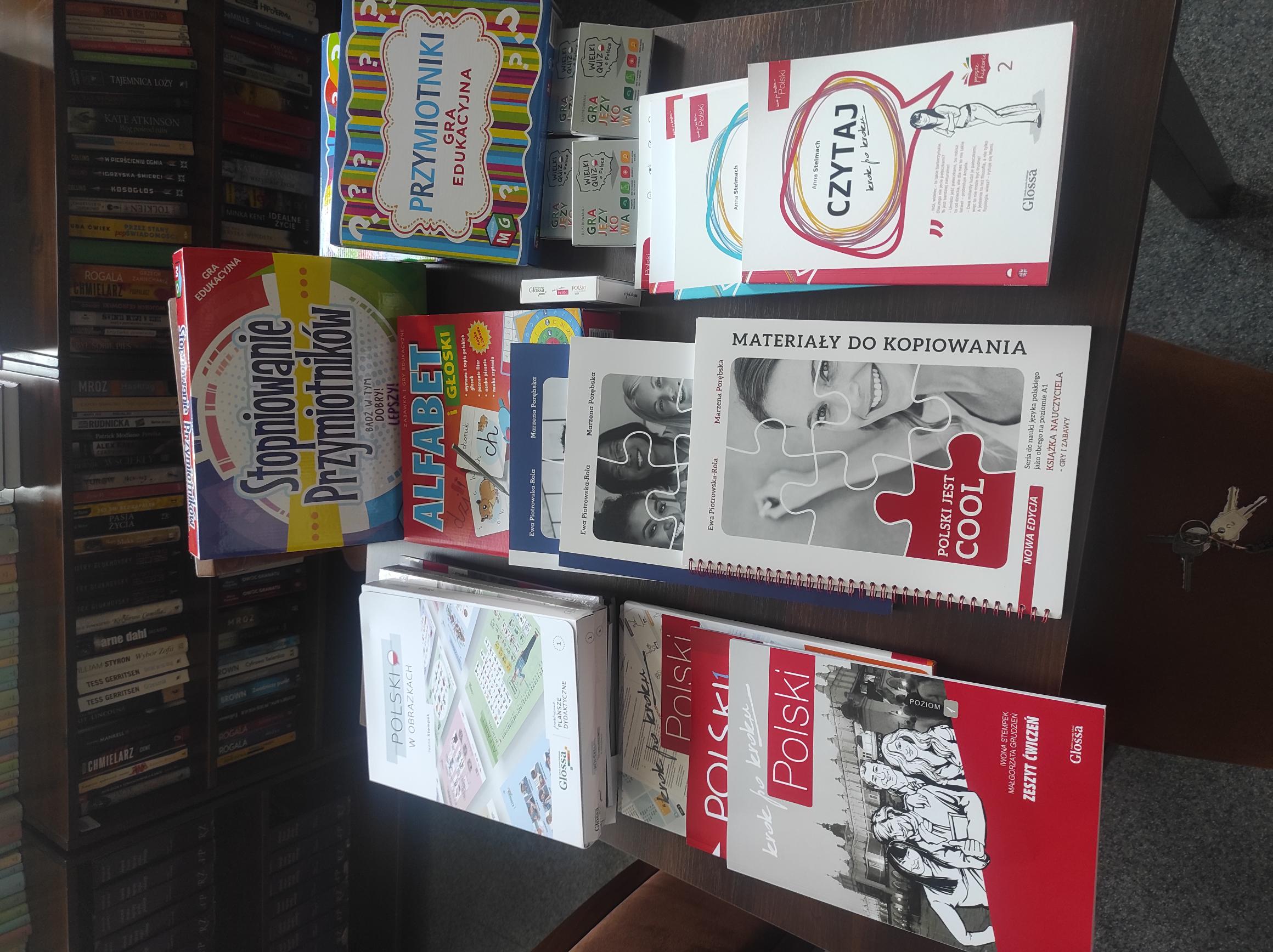 Zakupiliśmy książki, zeszyty ćwiczeń oraz gry pomagające uczniom przybyłym z Ukrainy w nauce języka polskiego – materiały dostępne w bibliotece szkolnej