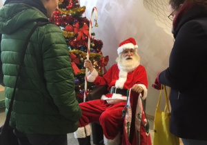 Mikołaj rozdaje prezenty uczniom naszej szkoły