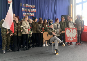 Uczniowie podczas konkursu piosenek patriotycznych