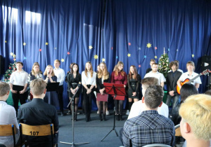 Społeczność szkolna zgromadziła się w sali gimnastycznej na uroczystym spotkaniu, by wspólnie świętować cud Bożego Narodzenia