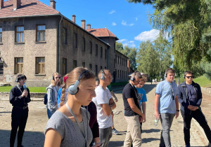 Uczniowie zwiedzający Obóz Auschwitz - Birkenau