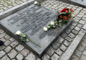 Tablica upamiętniająca ofiary zagłady w Auchwitz - Birkenau