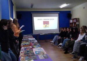 Prelekcja uczniów klas pierwszych o historii komiksu.