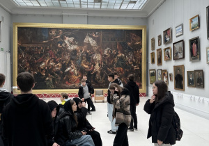 Uczniowie zwiedzają galerię sztuki w Rogalinie