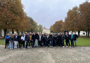 Uczniowie przed Pałacem w Rogalinie