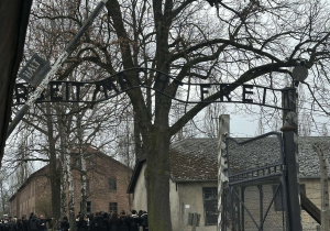Uczniowie podczas wizyty w Obozie Auschwitz – Birkenau