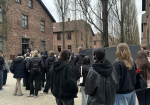 Uczniowie podczas wizyty w Obozie Auschwitz – Birkenau