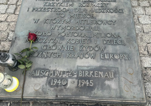 Tablica upamiętniająca wydarzenia w Obozie Auschwitz – Birkenau
